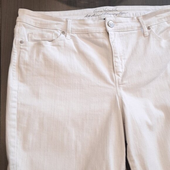 GLORIA VANDERBILT Amanda 12" Bermuda Shorts All Around Slimming Denim Jean - Picture 2 of 10